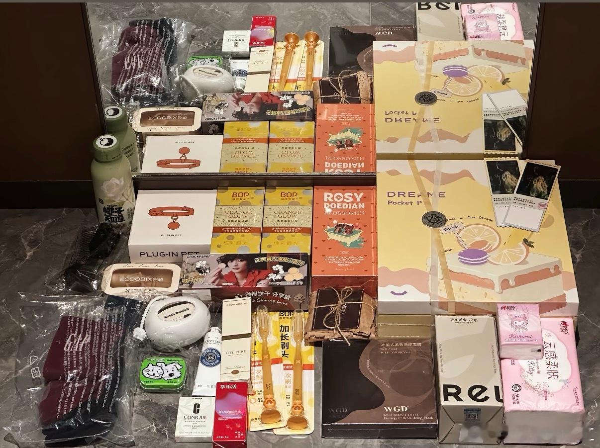 这是黄婷婷粉丝见面会的伴手礼 行李箱都装不下吧[惊恐] ​​​