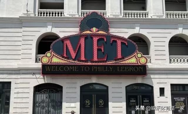 州长亲手定节日，剧院挂巨幅广告！詹姆斯正式官宣76人，这排面拉满了

北京时间7