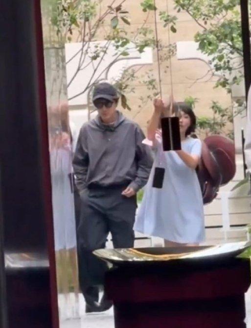 胡歌和老婆看房偶遇胡歌和老婆看房 网友偶遇胡歌与老婆看房，低调恩爱！ ​​​
