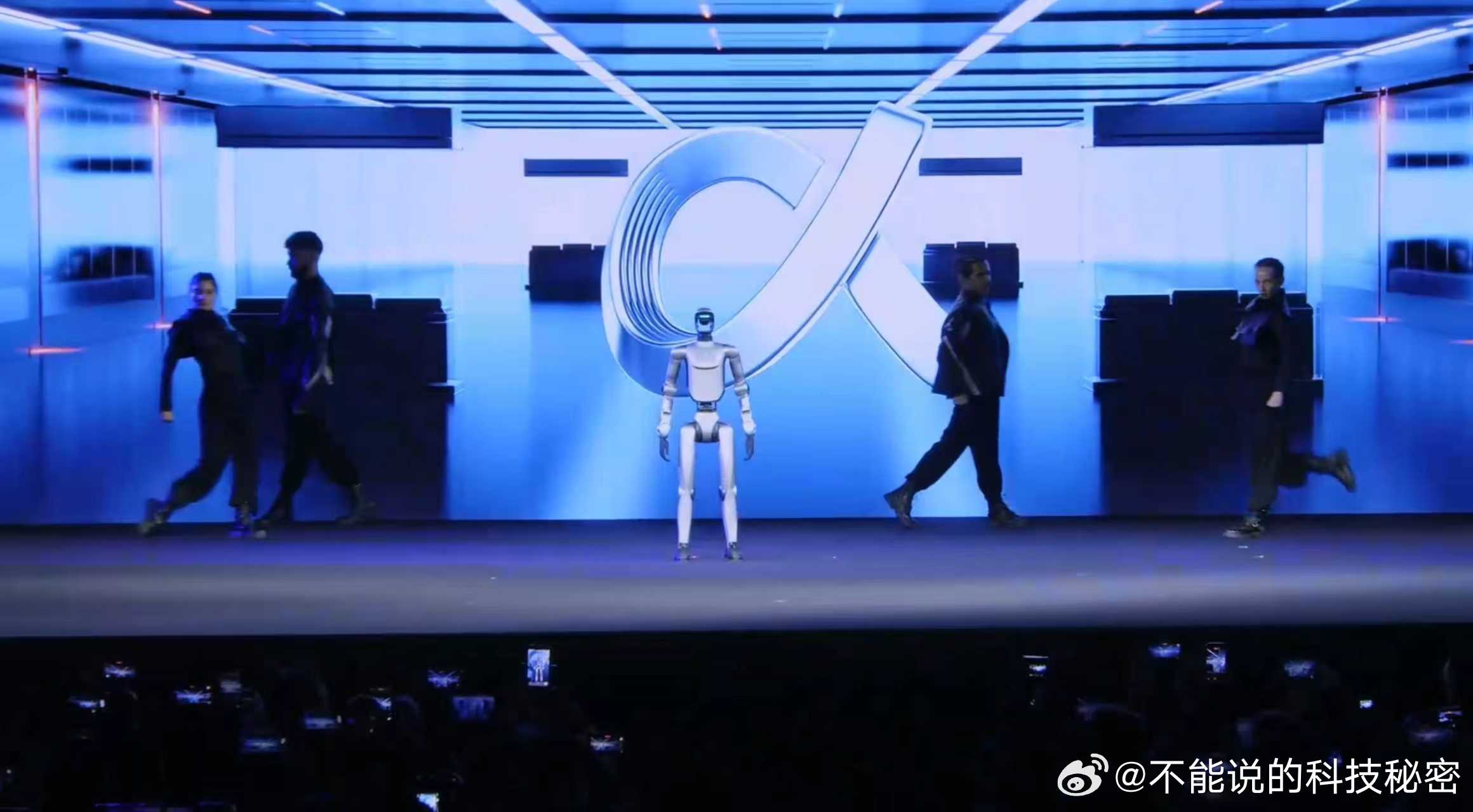 荣耀RobotPhone成精了MWC2026亮相的全球首款机器人手机荣耀Robo