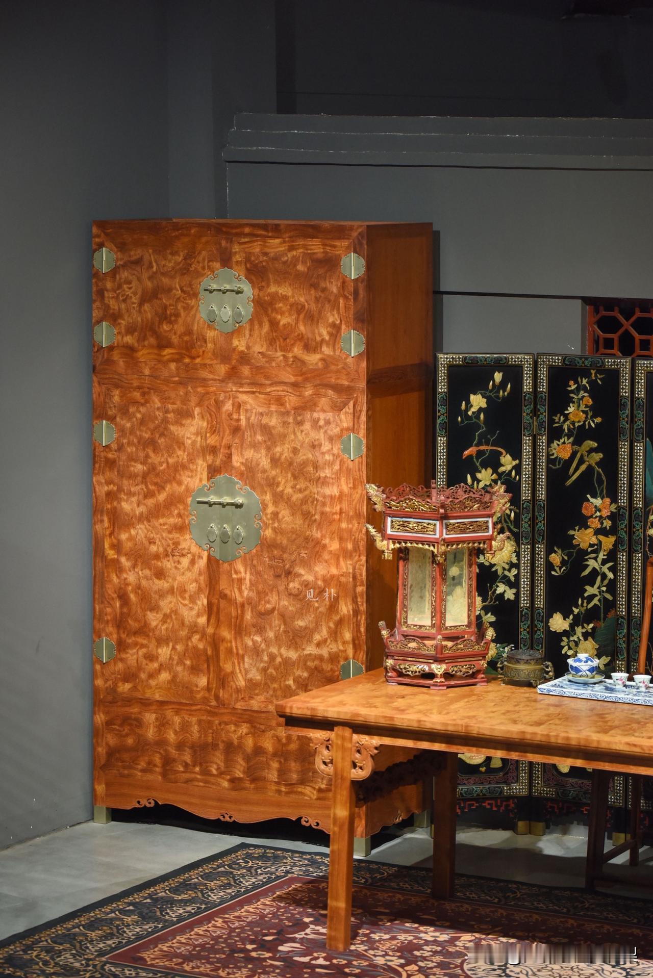 不要迷恋我，要拿下我，传承我｜缅花龙胆柜
缅花面框面板一木开满龙胆顶箱柜
当天然