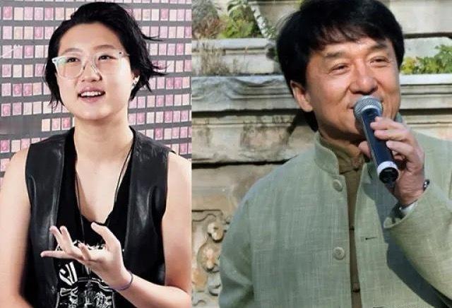 不靠父母荫蔽，吴卓林凭自己的双手在香港旺角夜市闯出了一片小天地。她亲手设计的首批