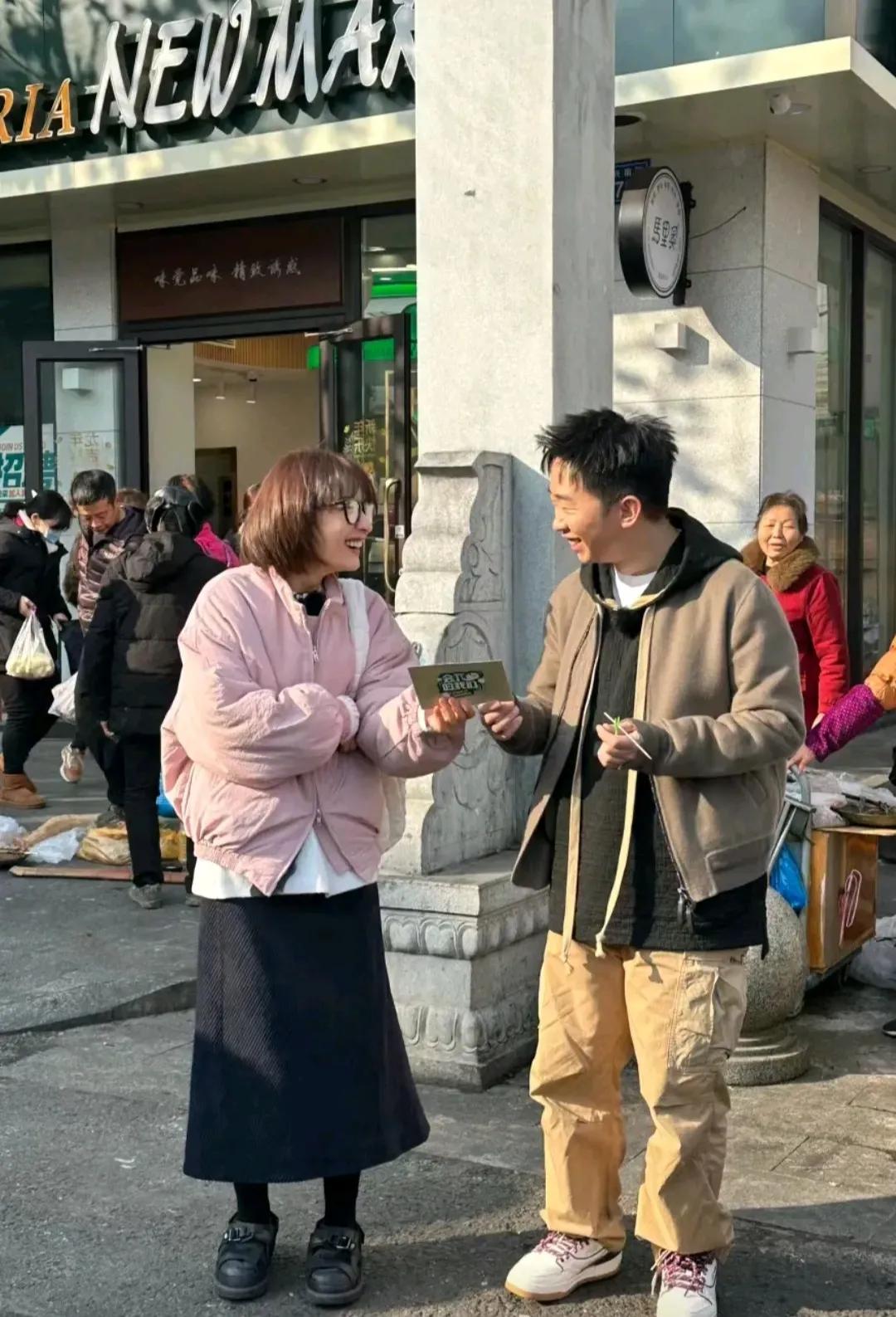 吴昕在长沙拍节目被偶遇
穿粉色外套的吴昕，甜美可人
她搭配了一条黑色半身裙
为粉