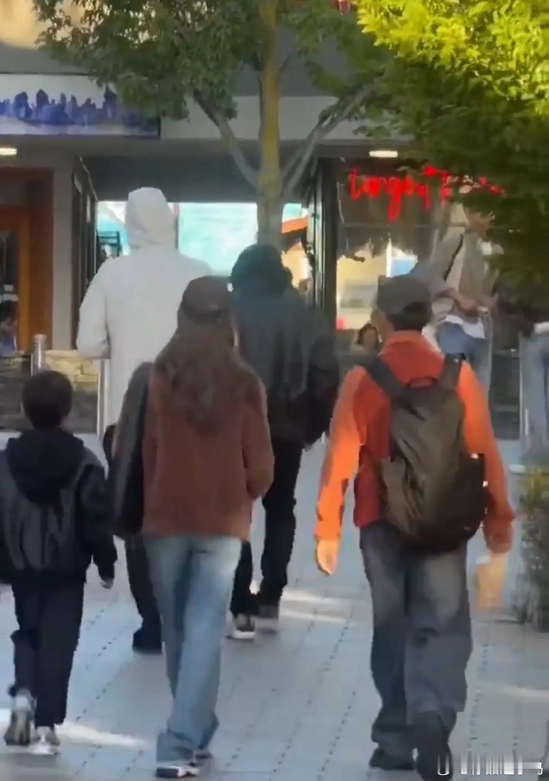 网友在新西兰皇后镇偶遇周杰伦一家三口，画面温馨。儿子罗密欧的步态与父亲像极了，一