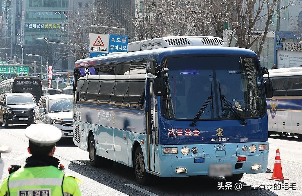 2月19日12点50分，韩国前总统尹锡悦，在一审宣判开始前约两小时，乘坐法务部押