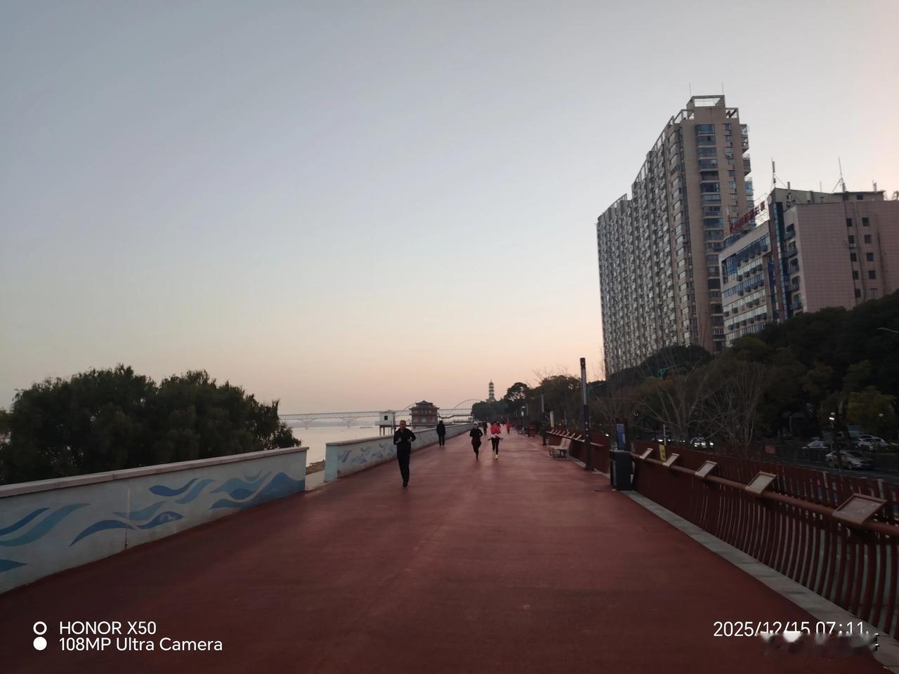 晒图笔记大赛12月15日长江岸边晨练迎日出