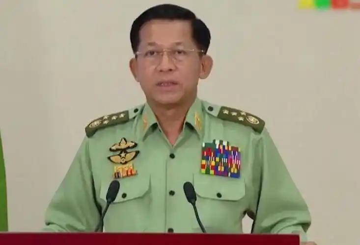 谁也没想到，阅兵都结束了，外国政要们一个接一个离场，缅甸那个穿着军装的代总统却还
