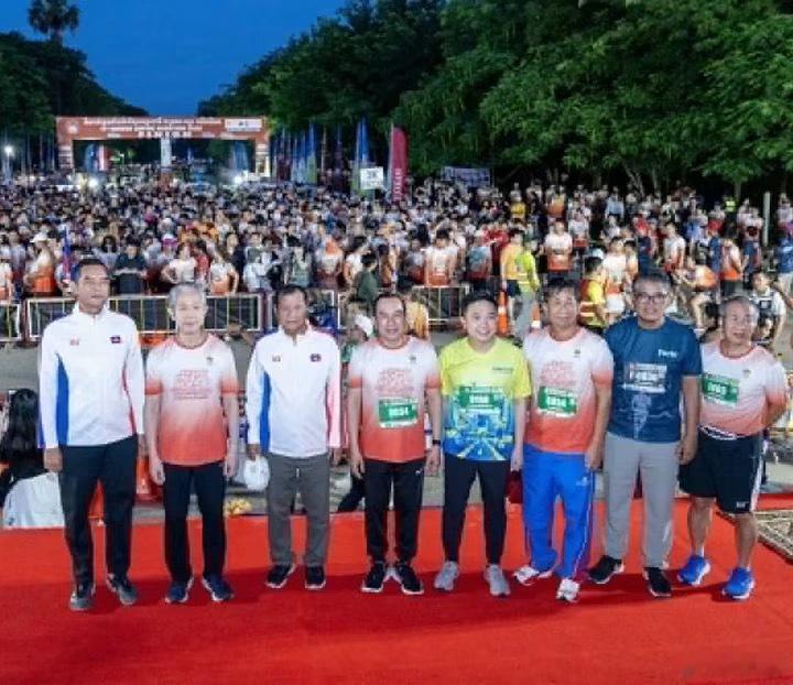 汪文斌  今日在当地“第11届吴哥帝国马拉松”的活动现场的汪大使。不一样的风格持