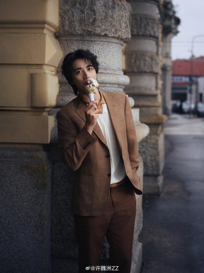 好怕许魏洲的冰淇淋会掉下来许魏洲吃的什么口味gelato 米兰街头最诱人的时尚单