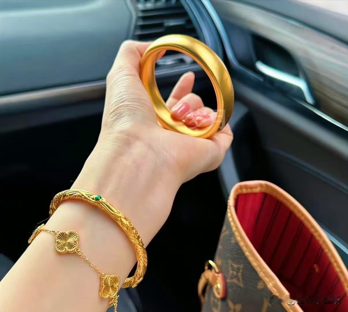 金价冲上1370元，有些人却再也笑不出来！

当初金价每克九百一千的时候，多少人