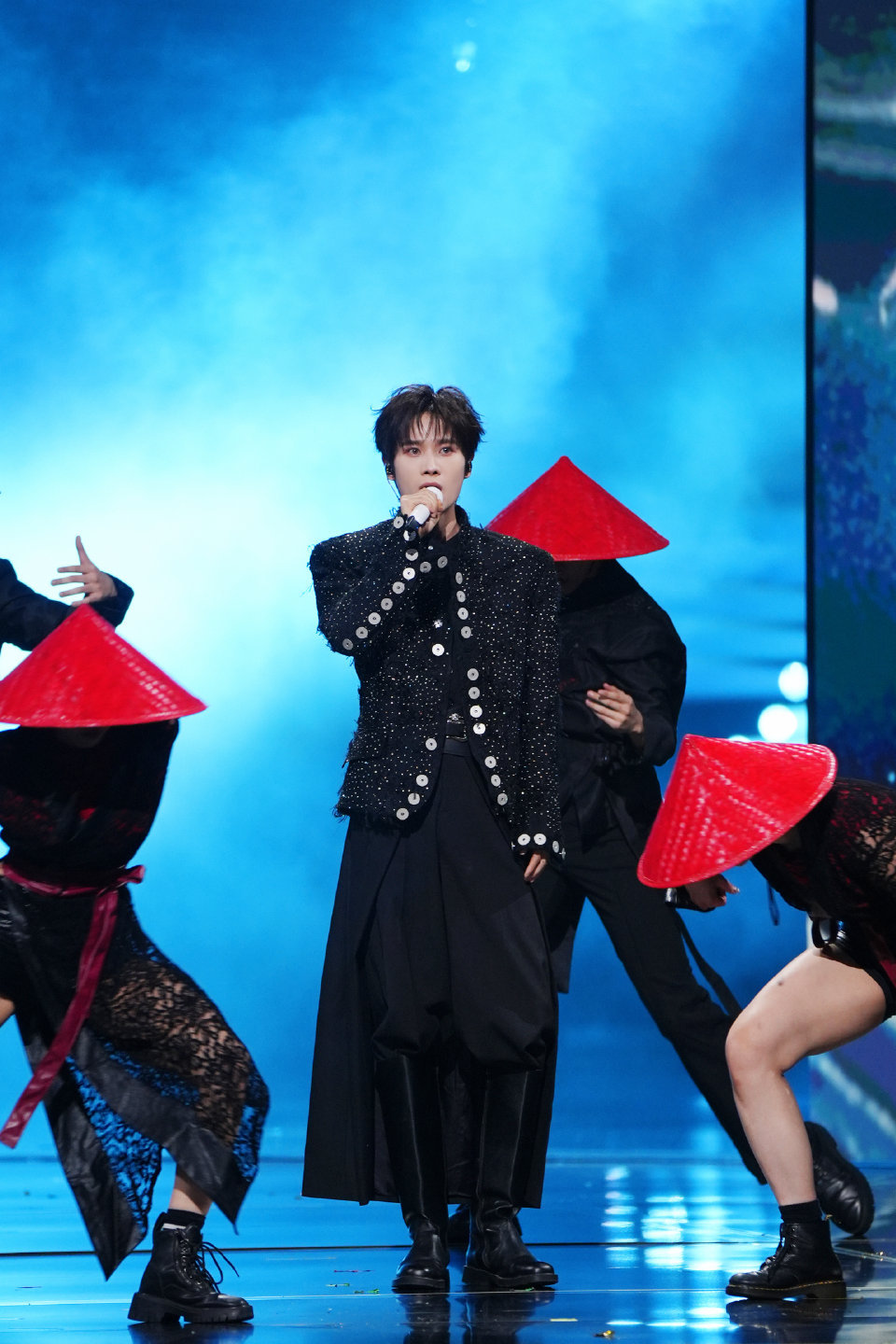 井胧终于唱大东北是我的家乡了 哇！井胧开嗓，大东北的魂儿在舞台上乱窜，这歌声太上