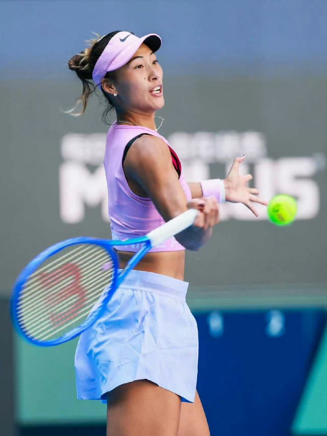 郑钦文vs施晗中网正赛迎来中国金花德比🎾！资格赛突围的施晗成功晋级正赛，首轮将
