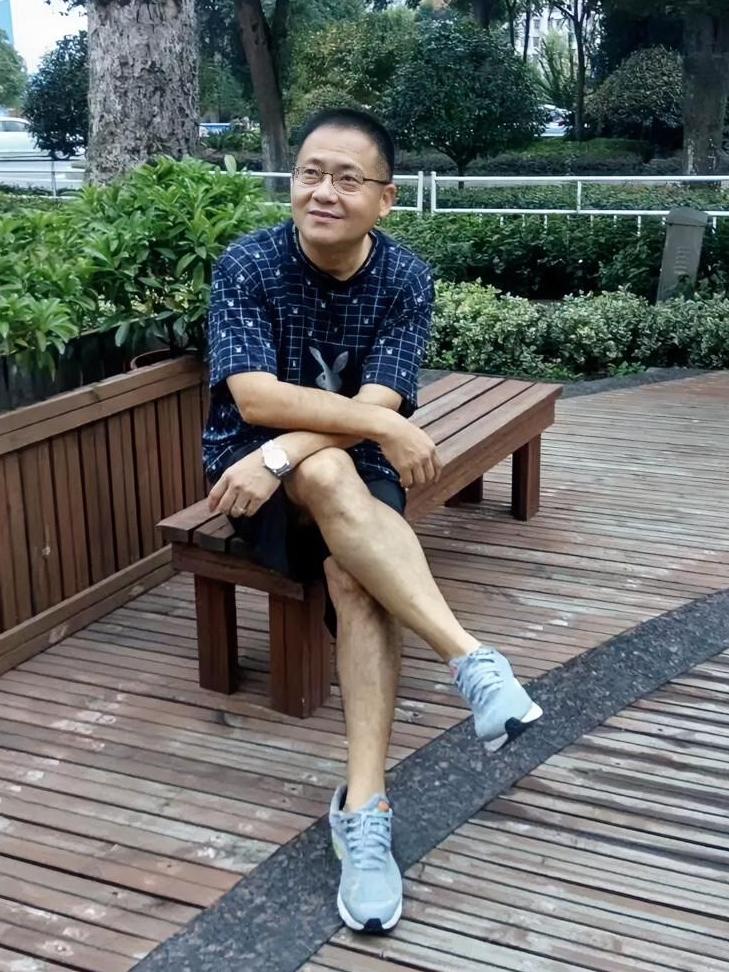 昨天晚上8点多钟睡觉前，突然接到三姐的电话，

这段时间你少出去一点，没听说吗？