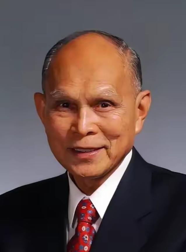 1950年，霍英东送给志愿军的货物被海盗劫持，他自己也被海盗用枪顶头，霍英东的呼