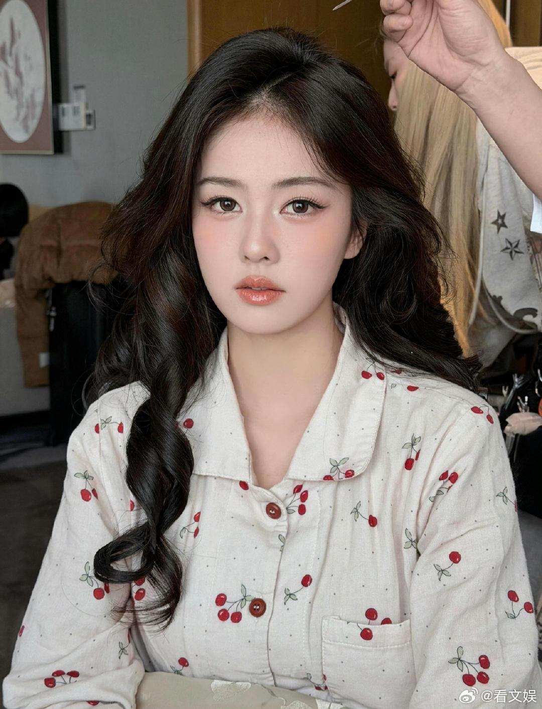 白鹿的号召力白鹿女顶水平的号召力 新剧开机线下应援热度爆棚，粉丝主动奔赴现场应援