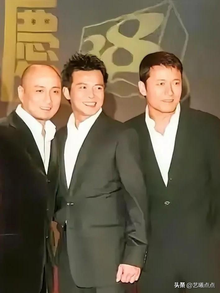 都说汤镇业是十足的大帅哥，可在我看来，“杨康”苗侨伟才是真正的帅哥。他阳刚硬朗，