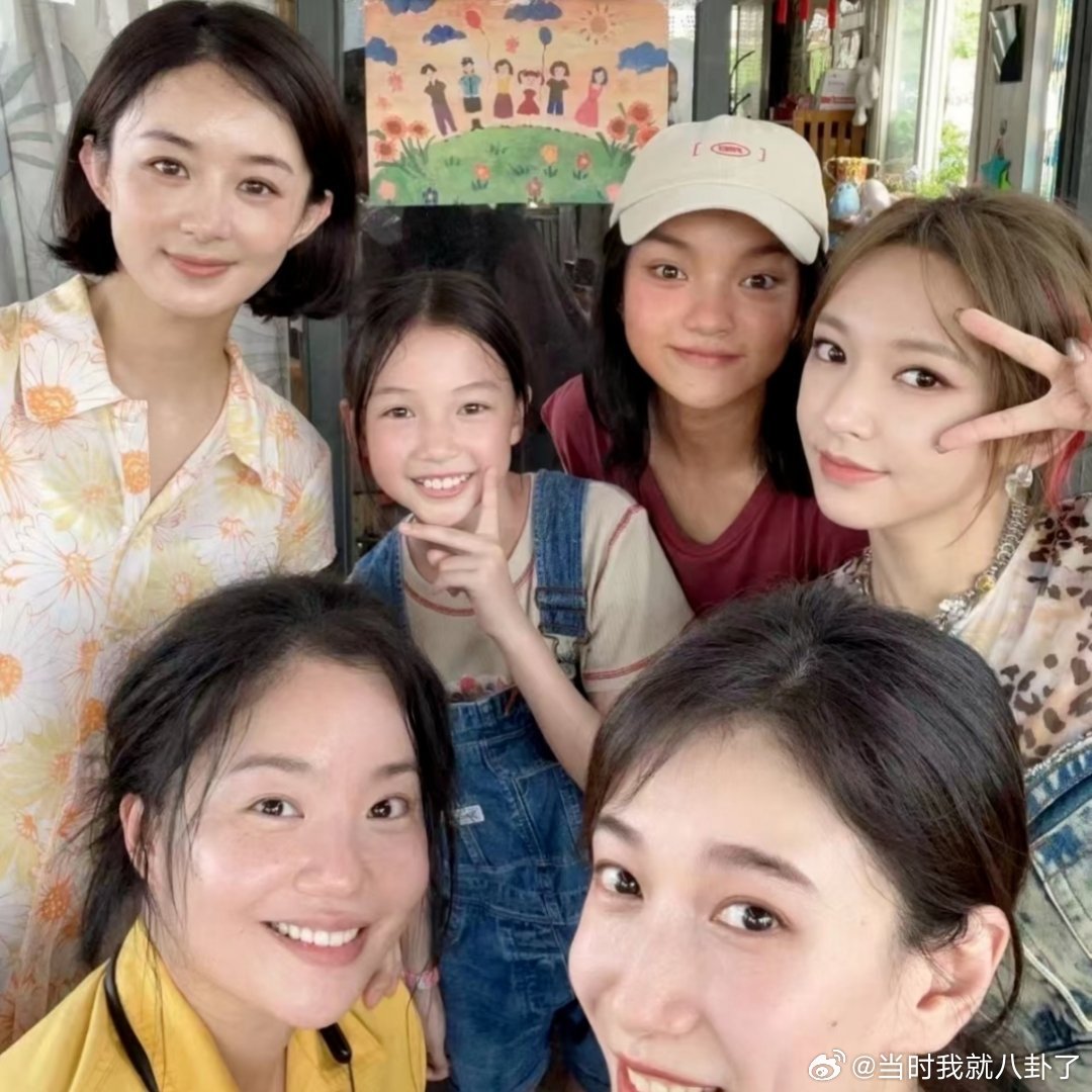 胡萍饰演者王菊晒向阳花姊妹自拍！我们是向阳花！“有我一勺辣椒酱 就有你们一勺辣椒