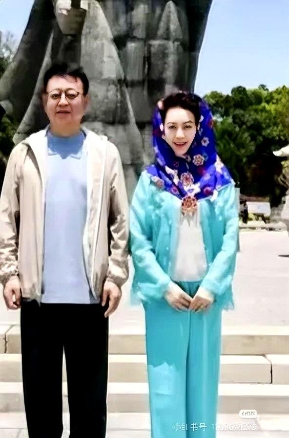 朱军是谁，大家闭着眼都能喊出名字。
可他身边那位穿着少数民族特色服装的女士，一下