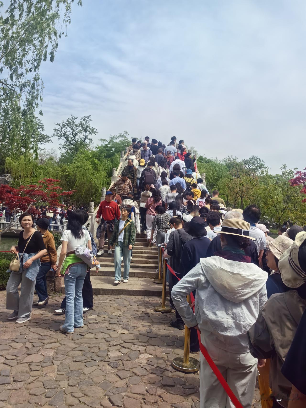 现在到扬州真有上当被忽悠的感觉，就想问一句：为李白大诗人一句“烟花三月下扬州”，