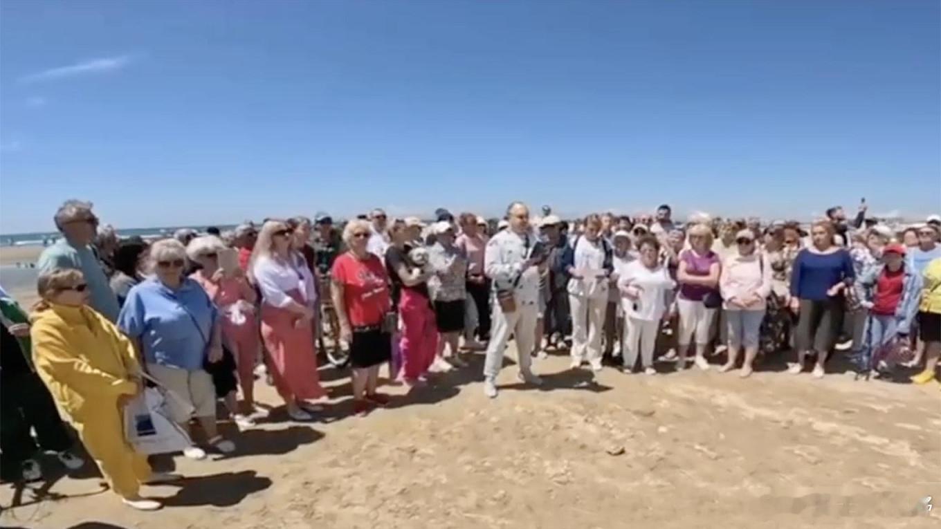 俄罗斯在黑海的重大石油泄露事故已经过去快半年了，现在气温开始升高，当地一些俄罗斯