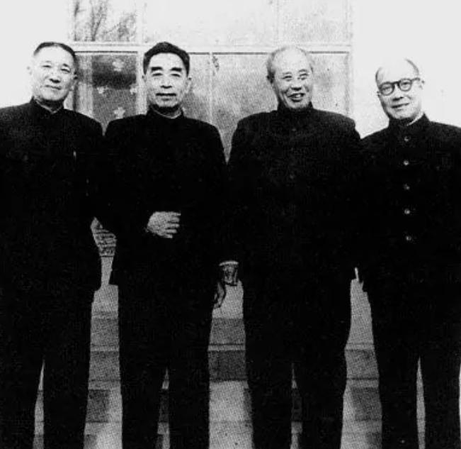 毛主席关心傅作义，询问其担任部长是否有名无实，周恩来紧接着给出具体指示
1950