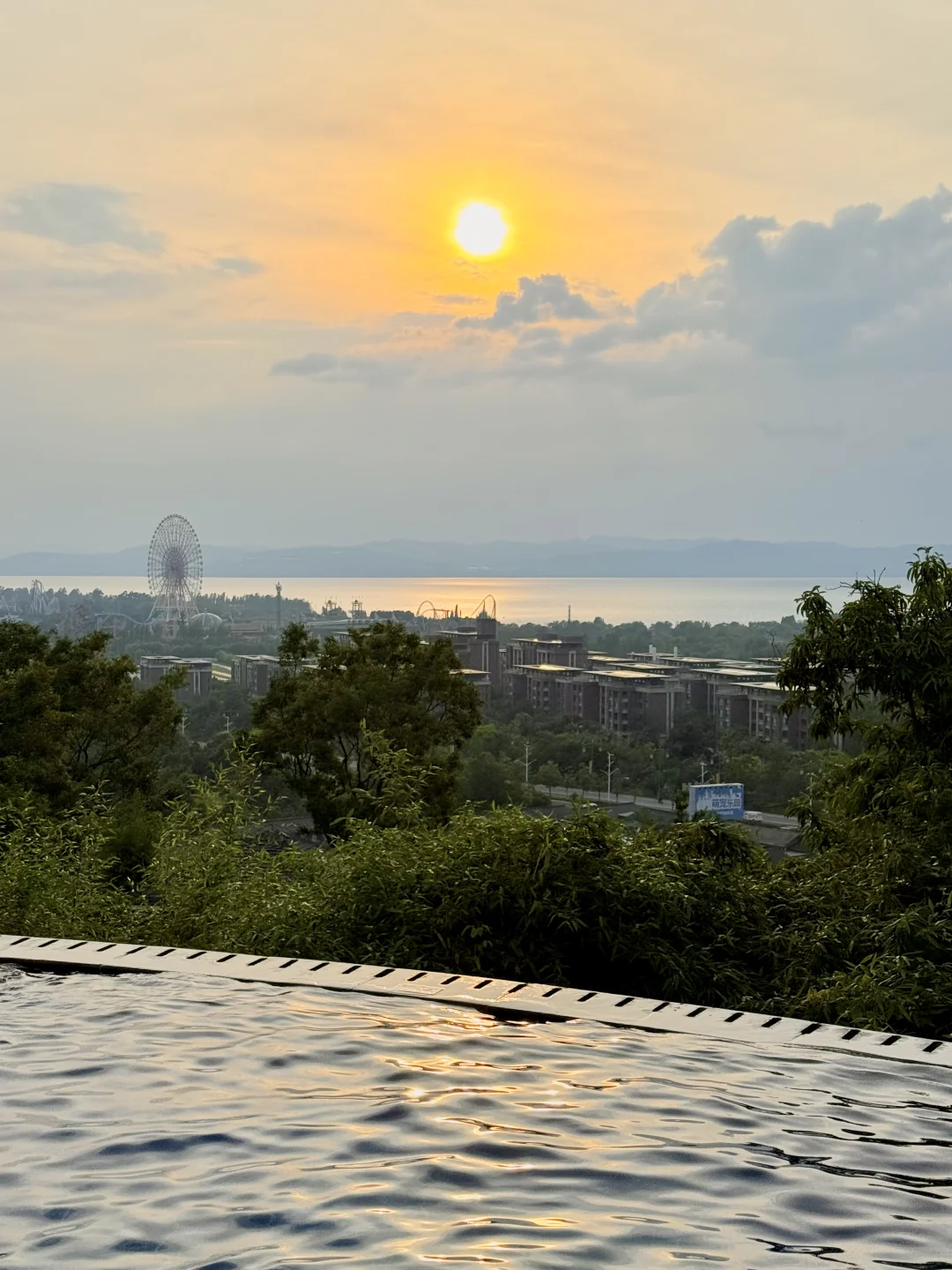 云南昆明！！巨适合看日落的无边际泡池……