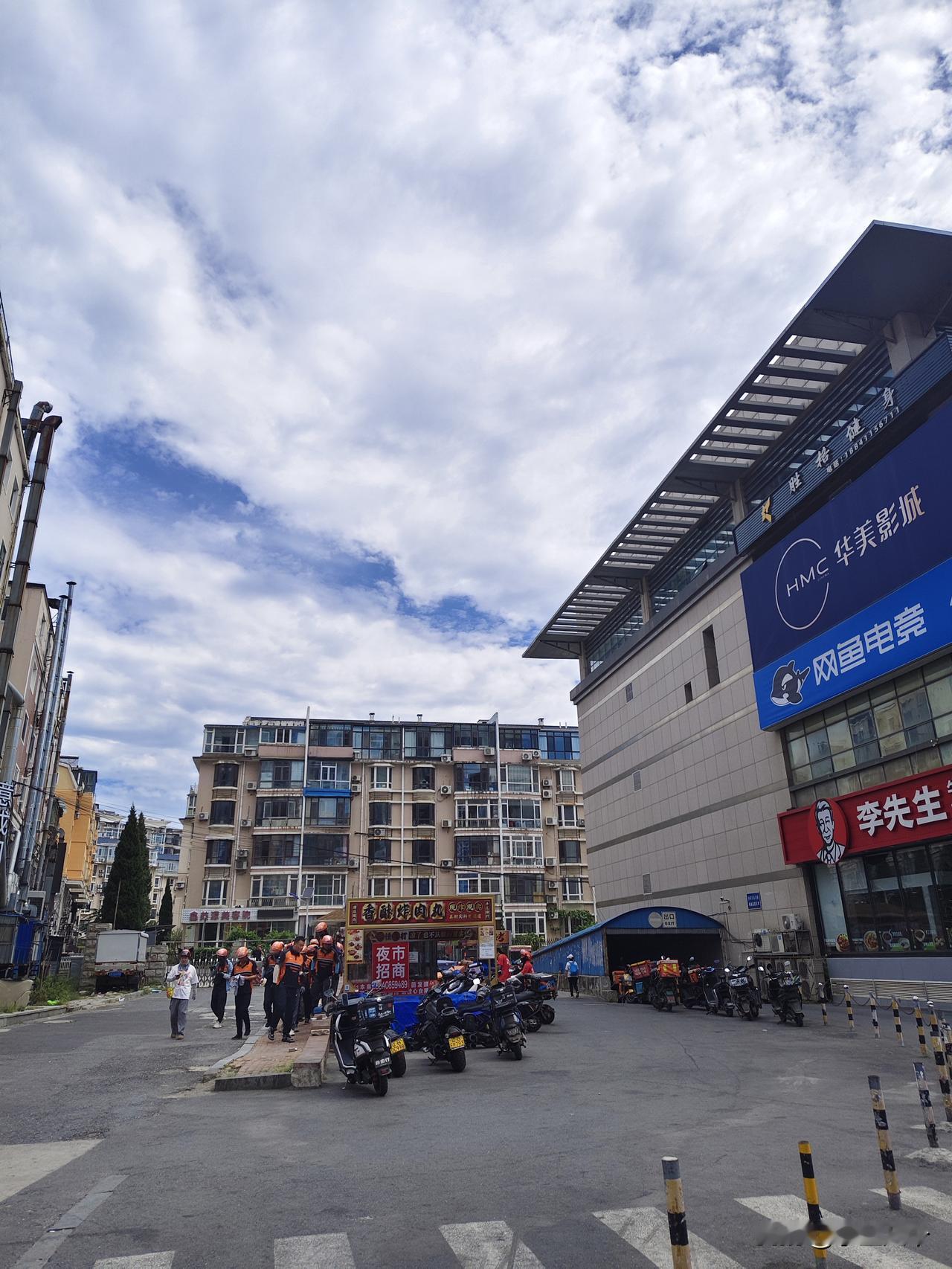 你们没感觉今天别看报的温度比昨天低，体感温度一点也不比昨天低，而且家里的温度表不