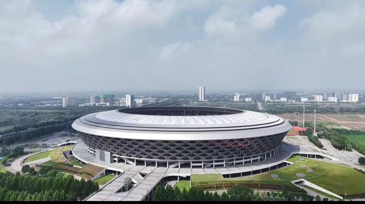 咸阳奥体中心作为咸阳主城区唯一的大型运动场地及演艺场所，位于咸阳市北郊，距离主城
