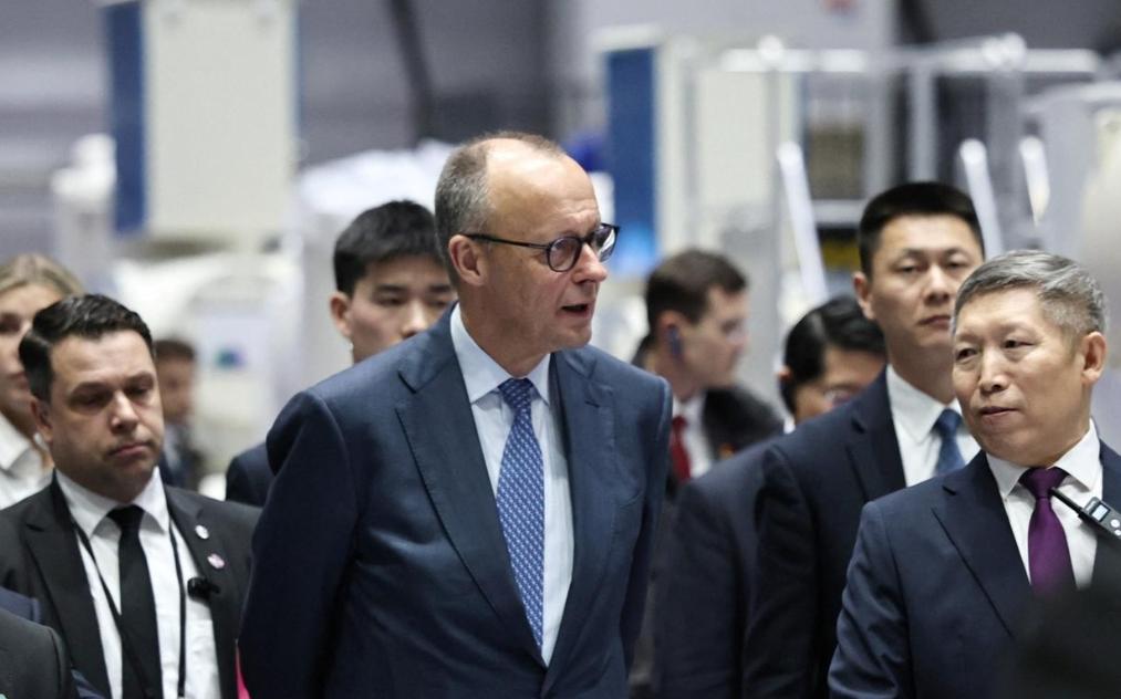 人刚走，茶未凉！德国总理默茨27日已经返回柏林，但德国宝马集团上下，却依然沉浸在