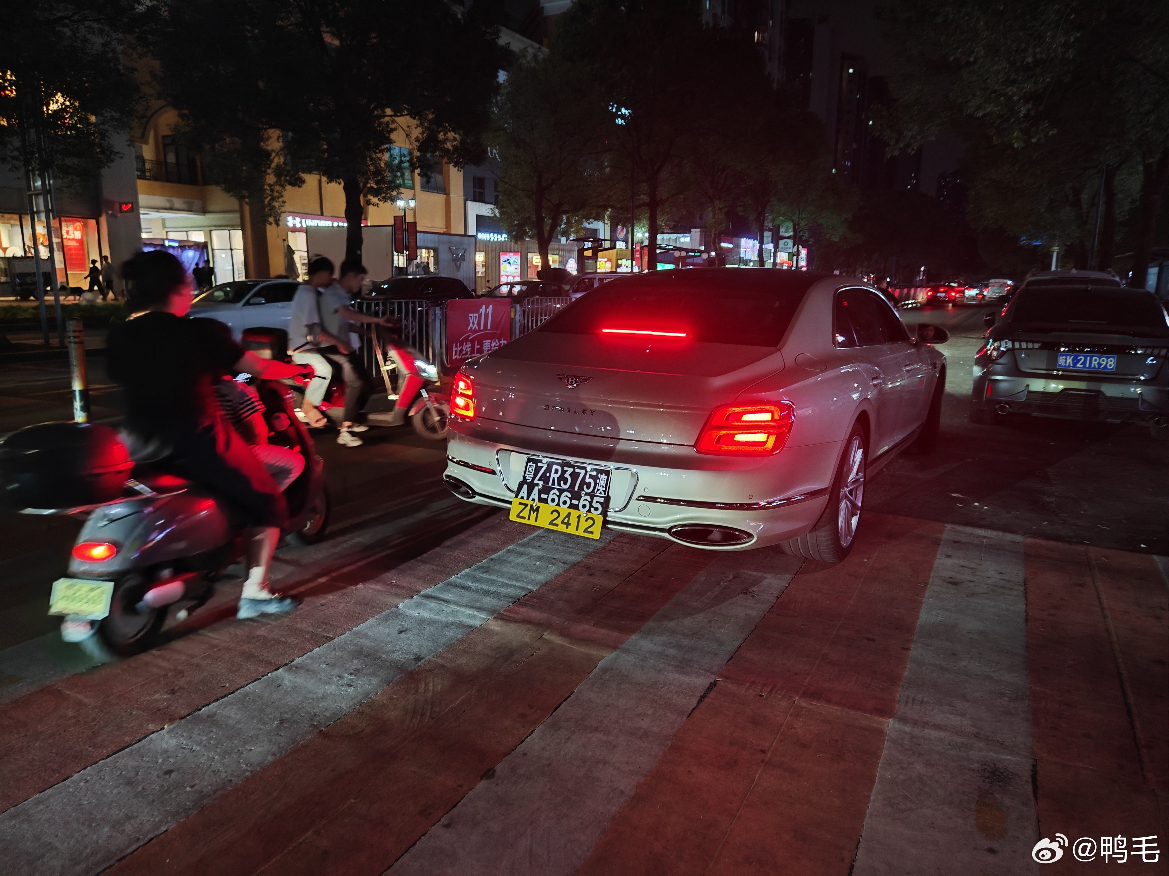 两地牌本来就不多见，三地牌就更稀有了。[允悲]这位宾利车主一看就很富啊。[老师好