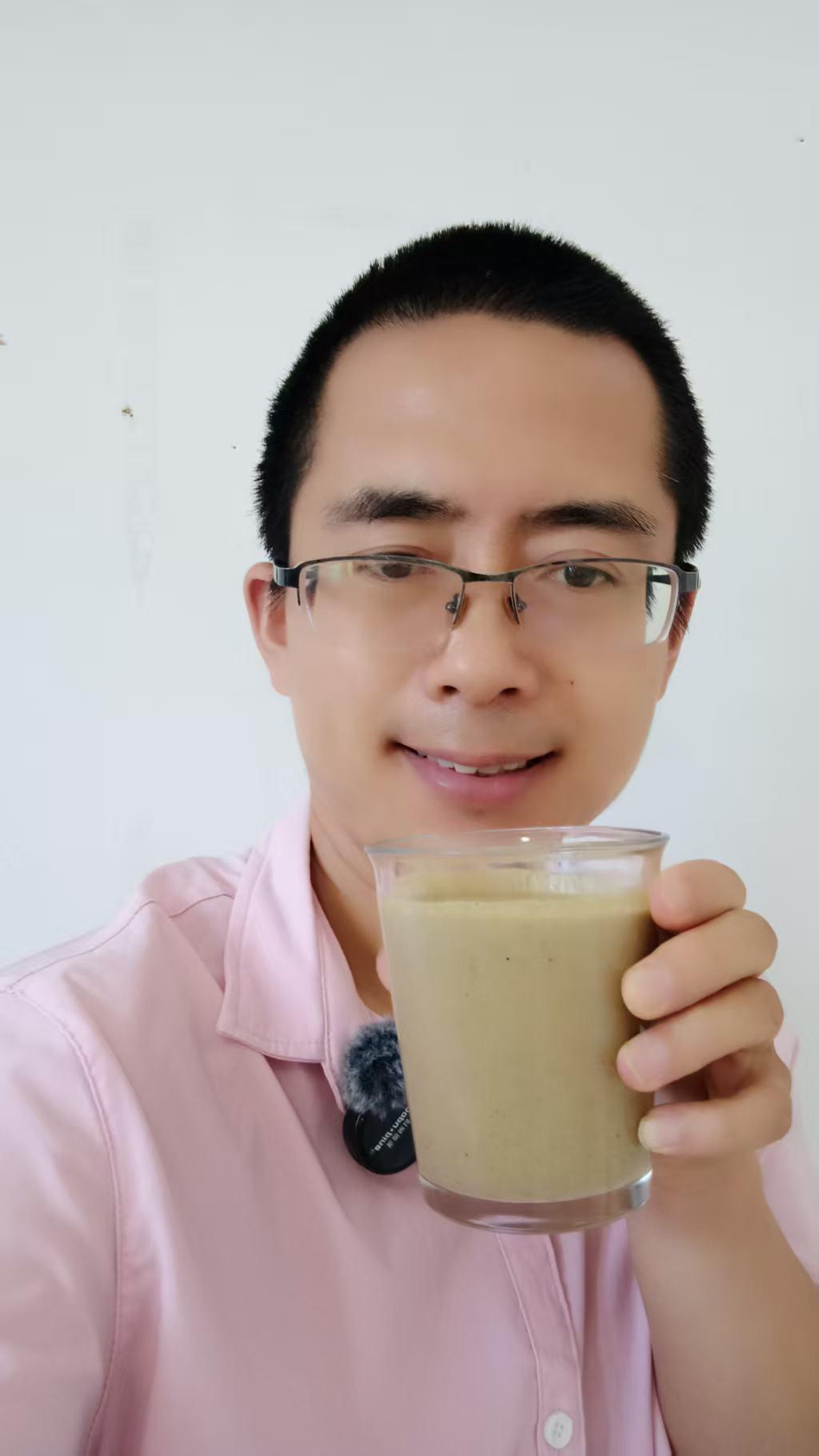 将食物用搅拌机搅拌，节约孩子、成人的胃肠工作负担，会节约巨大的能量，帮助身体去干