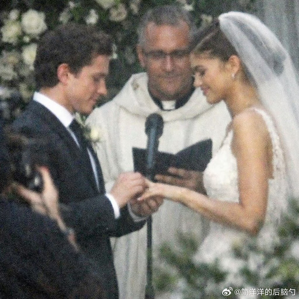 让我们恭喜这对旧人，荷兰弟为赞达亚戴上婚戒的瞬间  💍春节档马上有戏