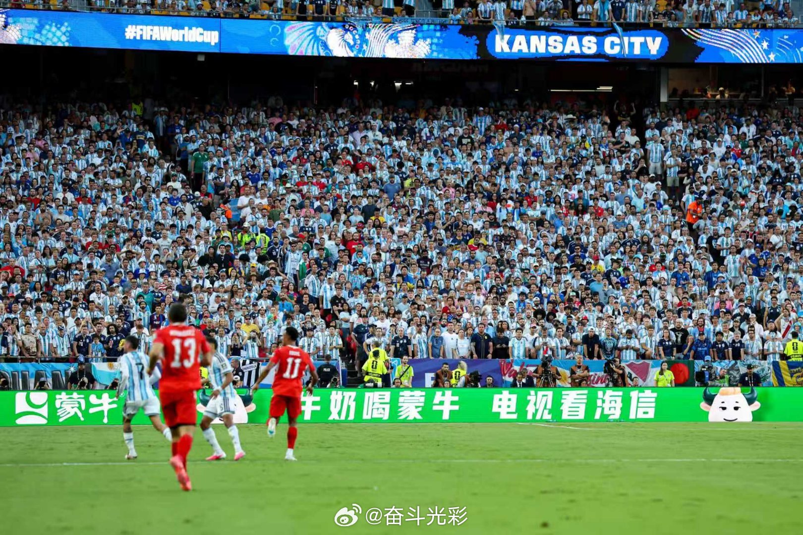 中国身影刷屏世界杯焦点战从单打独斗，到双向奔赴，再到为中国智造发声，世界杯赛场上