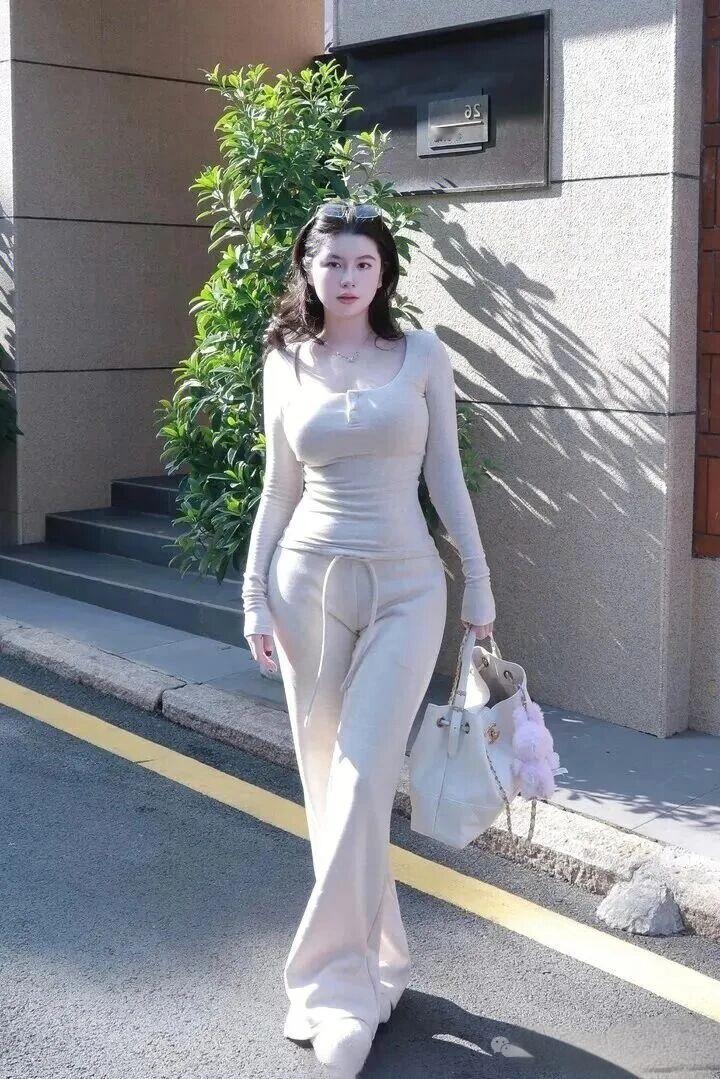 优雅气质，米色套装穿搭，时尚出街！