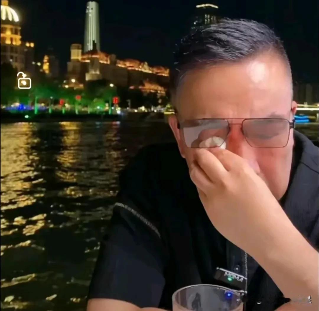 杨议深夜给侯耀华道歉：二哥！我错了！您对了，我那天直播有点激动！细节：杨议直播哭