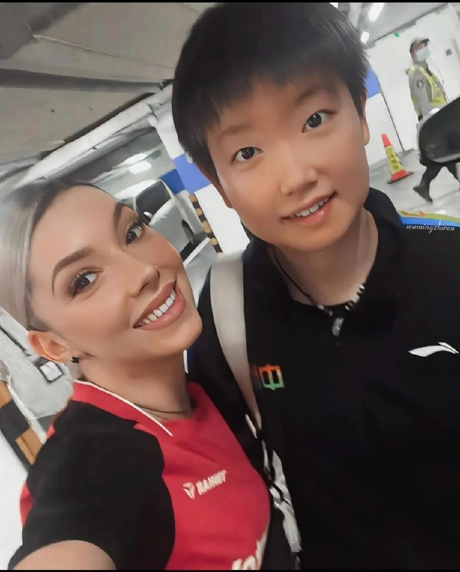 被莎莎这张合影可爱到啦
 
刷到莎莎和外国选手的同框，直接被可爱冲击波击中！球场