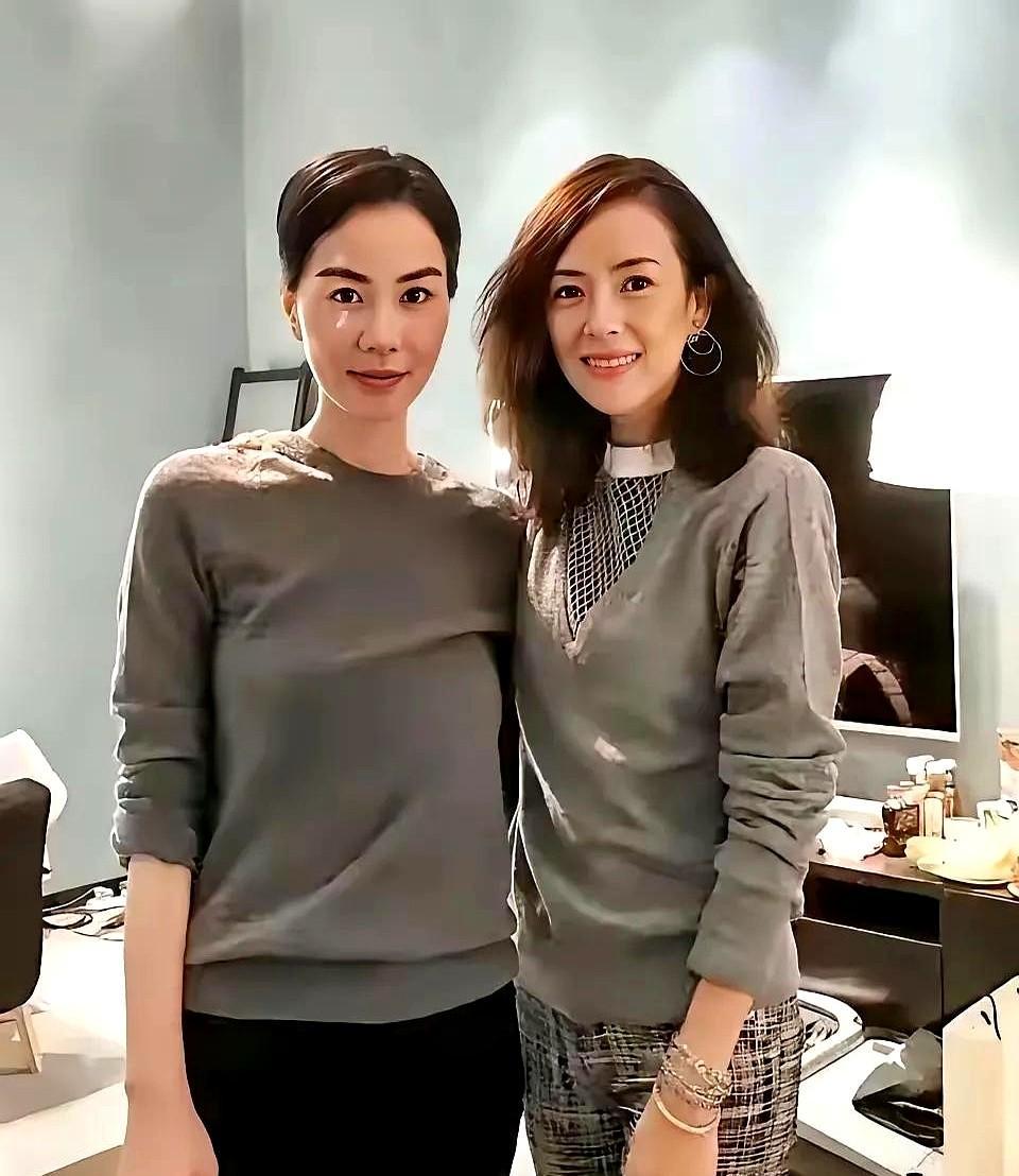 王菲没换头，也没换活法，头发短了，人更松了。
谢霆锋在旁边，俩人像老茶配旧壶，不