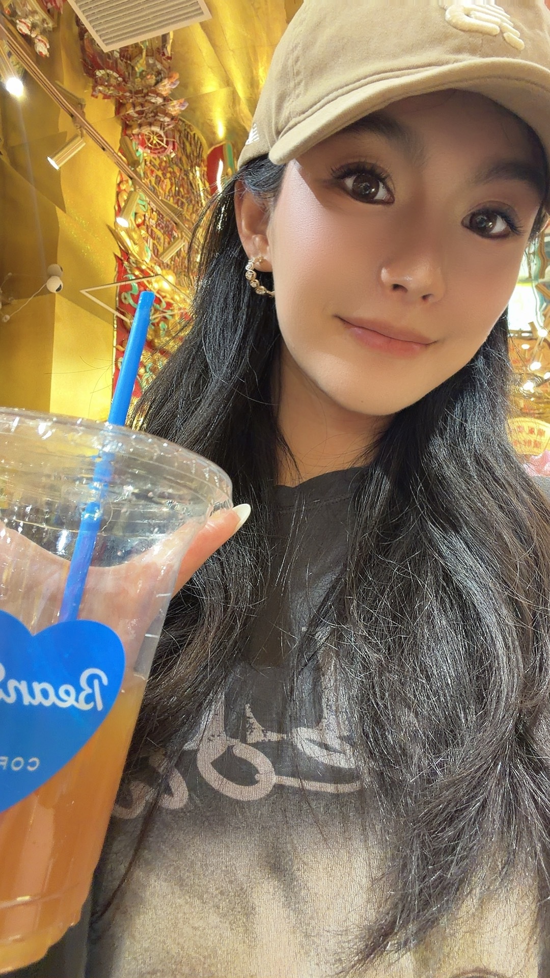 飞机✈️又晚点了～在逛上海的手办店，给小伙伴们买点纯金手机贴！！！就说这老板，够