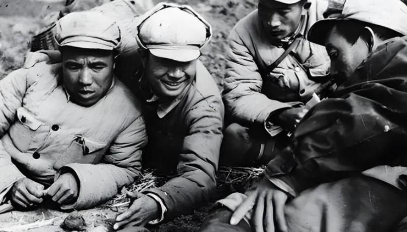 1948年12月，安徽双堆集。国民党一名副班长饿得发慌，摸进解放军阵地讨饭。连吞