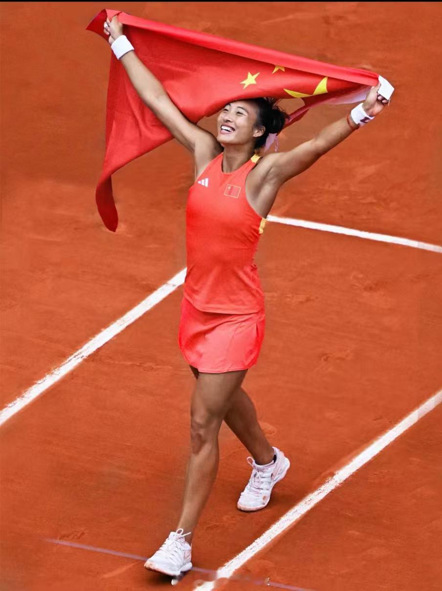 伤后恢复阶段，郑钦文在武汉400米测试跑出1分05秒，未穿钉鞋却接近国家二级标准