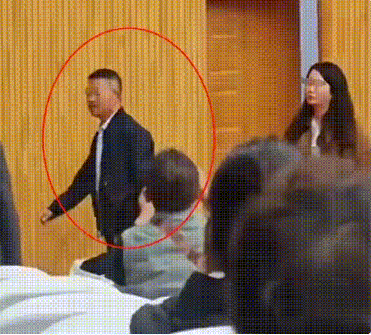昆明通报“学校臭肉事件”了，多人被处理，公众对于这个结果意外吗？满意吗？

今天