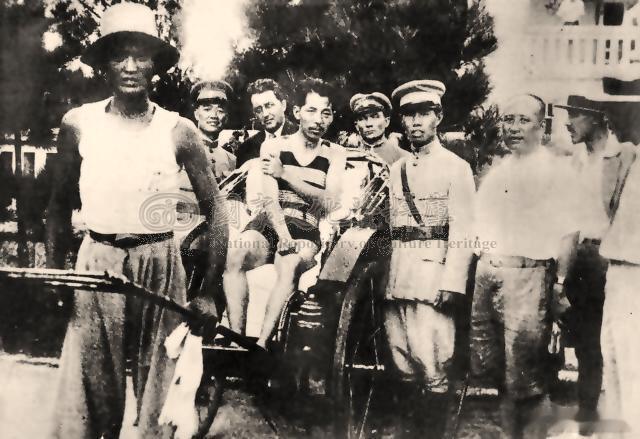 1930年9月2日，北平。身穿泳装的张学良游泳之后在部属的陪护下乘人力车回府。—