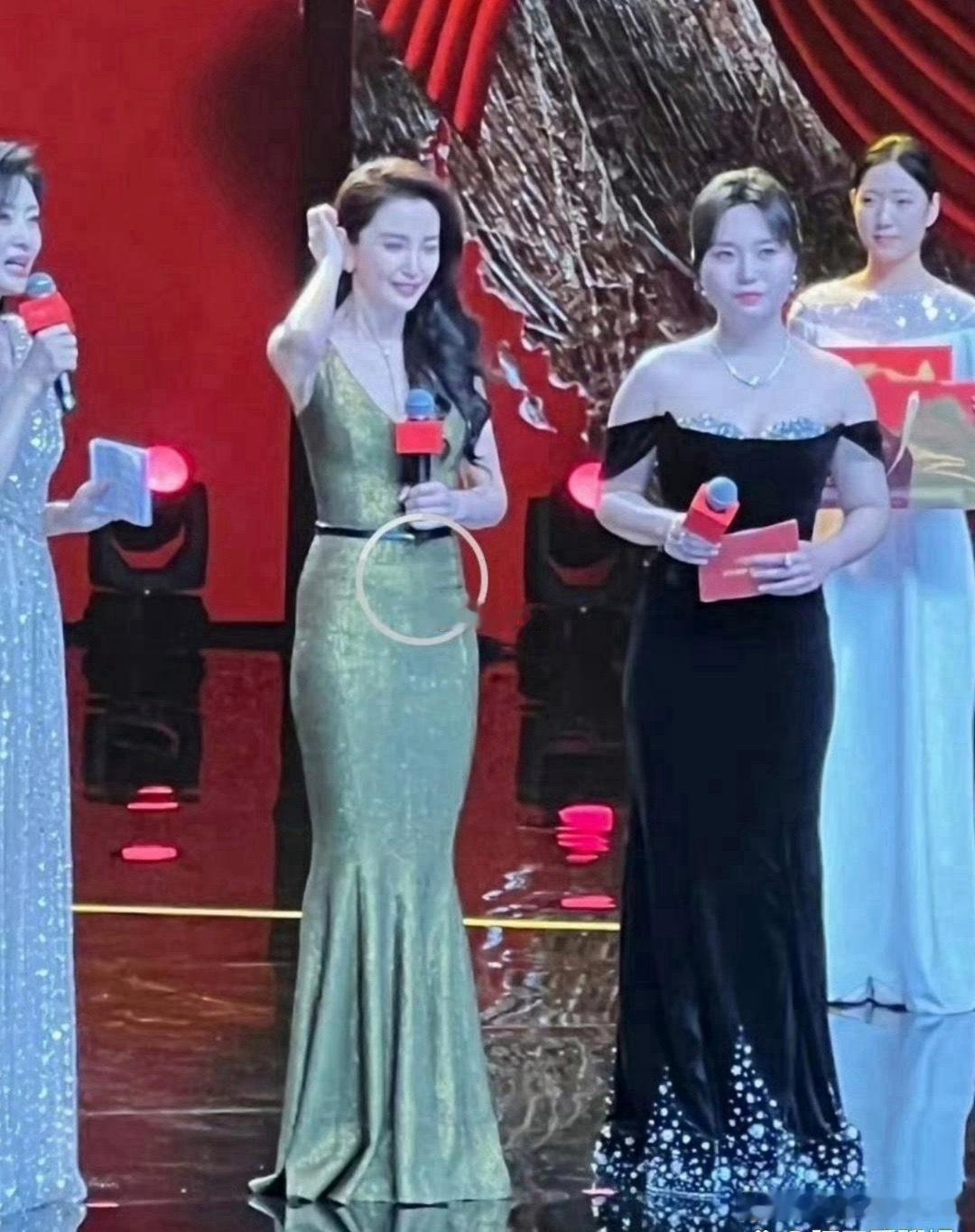 李雪琴这是瘦了多少，身材竟然跟李冰冰不相上下了。 