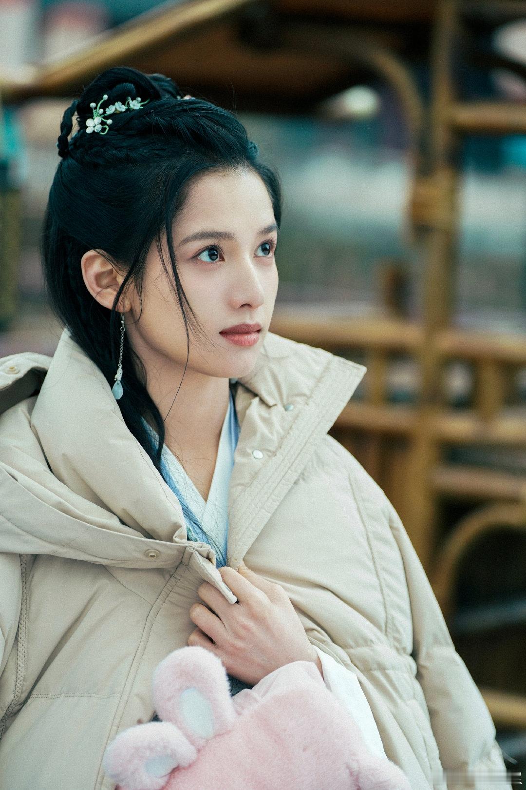 张婧仪三部破万剧联动庆生荧幕上留下无数动人形象，生日这天收获双重惊喜，剧集联动与