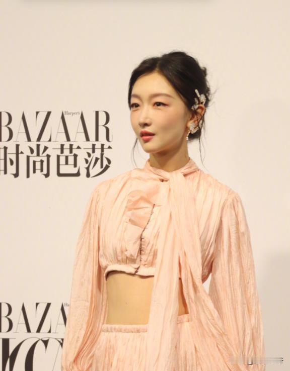 谁说周冬雨医美了？最新生图里的这张脸，还是和以前一样自然，漂亮啊。