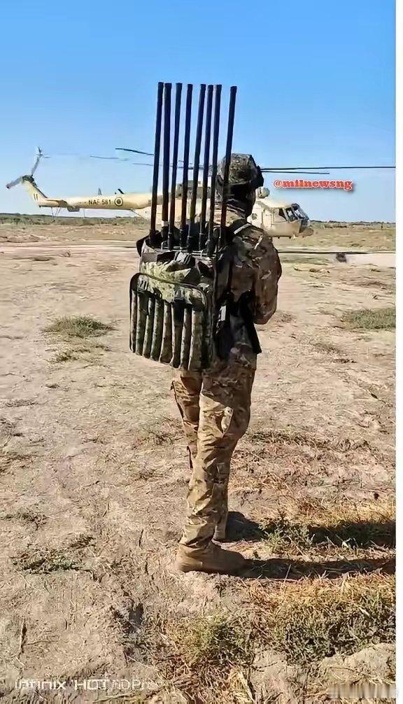 俄乌战争诞生出的新兵种，反无人机步兵，人送外号：路由器随身携带者 