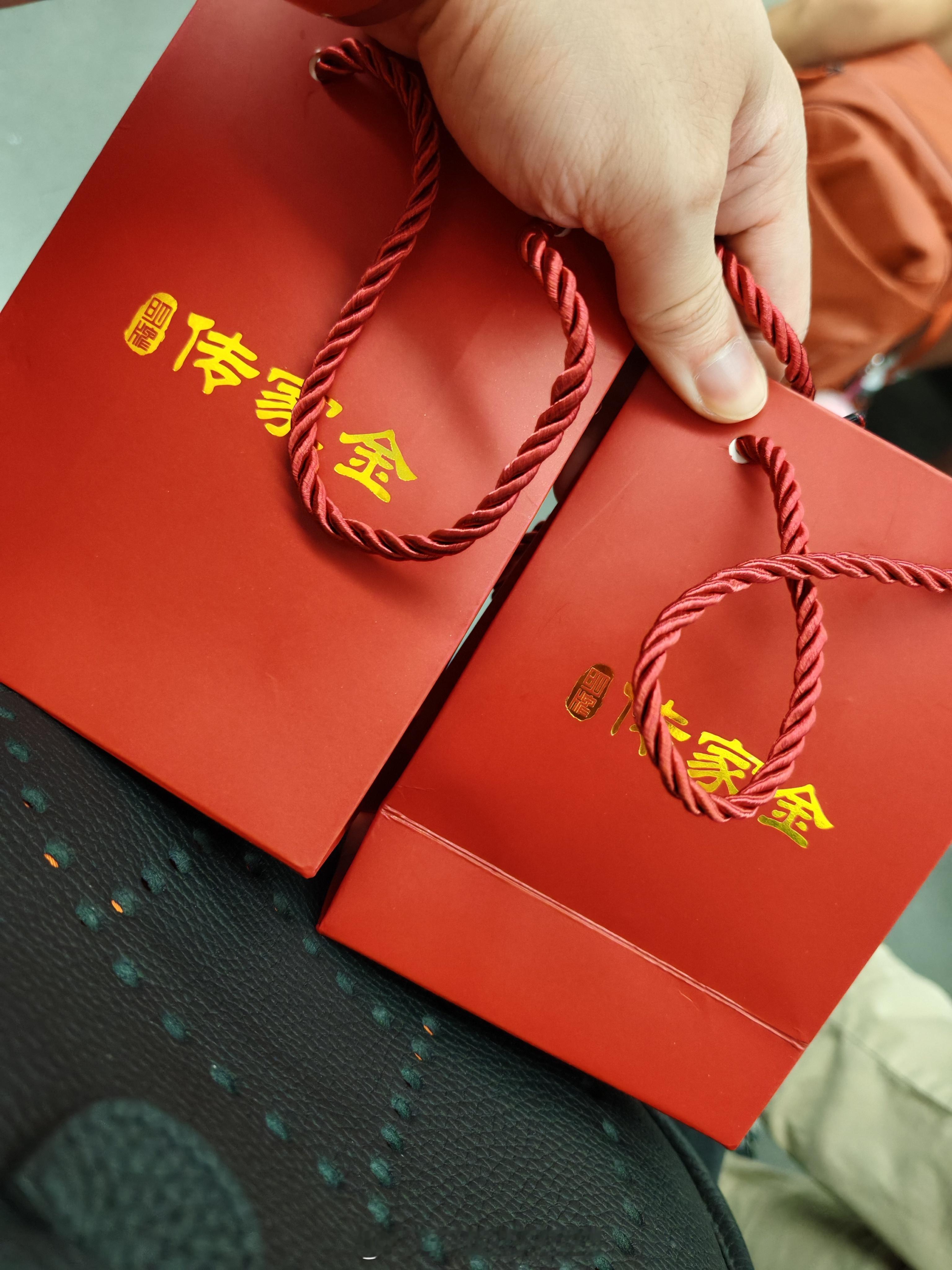正好边上上海黄金楼开业[捂嘴哭] ​​​