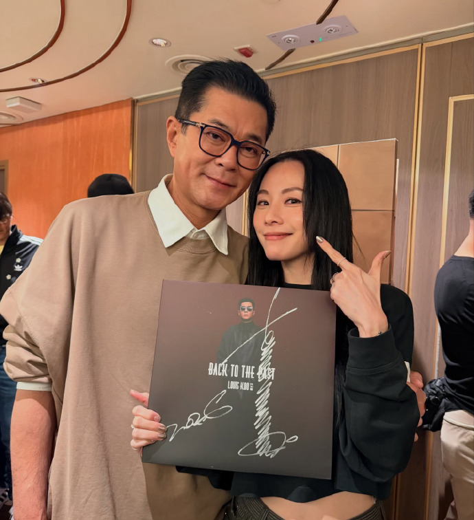 邓丽欣晒与古天乐合照 邓丽欣晒与古天乐合照，还买了古仔的黑胶~ 