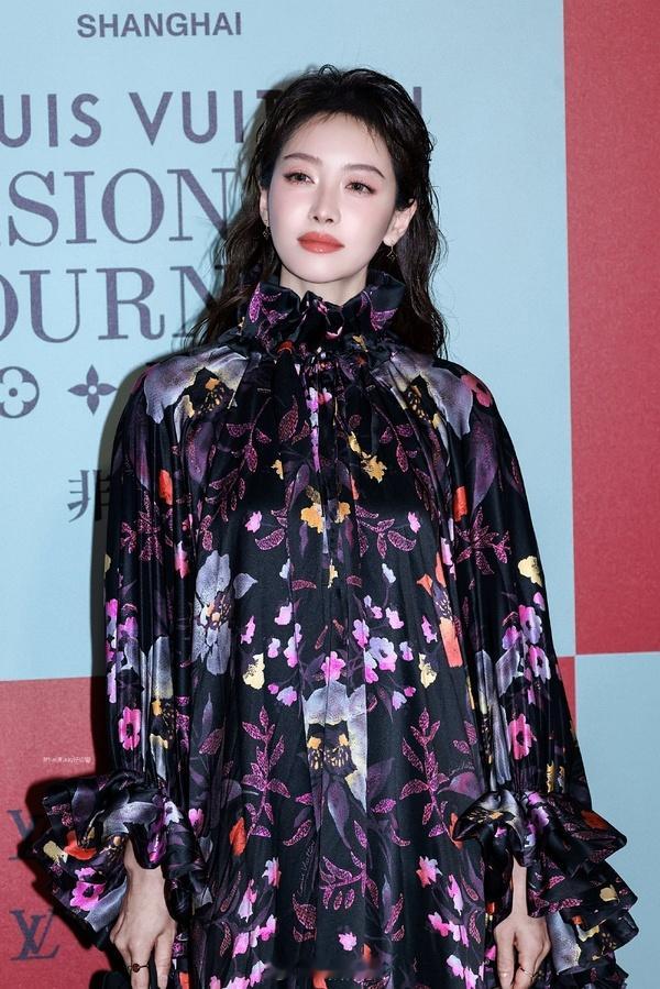 宋茜是被lv做局了吗…美女真的是辛苦了明星LV大秀红毯生图 ​​​