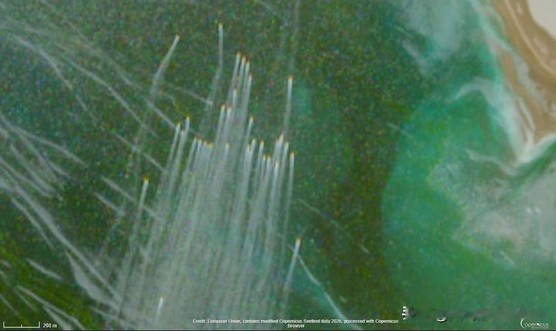 最新的卫星图像显示，伊朗伊斯兰革命卫队海军的大学33艘快速攻击艇，在霍尔木兹海峡